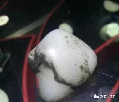 和田玉知識：細節圖放大，詳解油庫料和青花、點墨青花的區別.