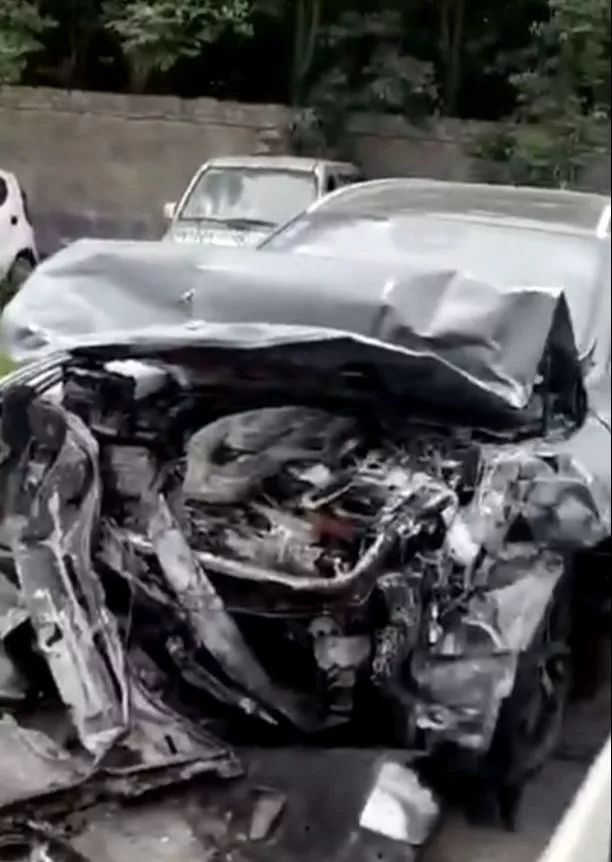 玛莎拉蒂女撞爆宝马7系,2人被困车内烧死!_搜狐汽车_搜狐网