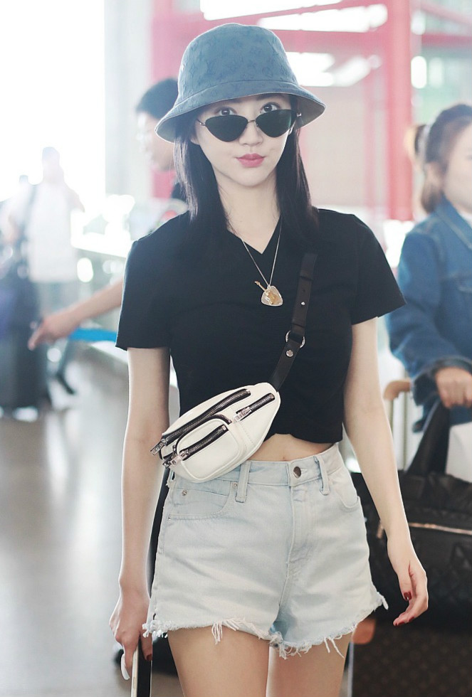 原创景甜戴渔夫帽可爱爆棚翘二郎腿玩手机回归单身随性自由