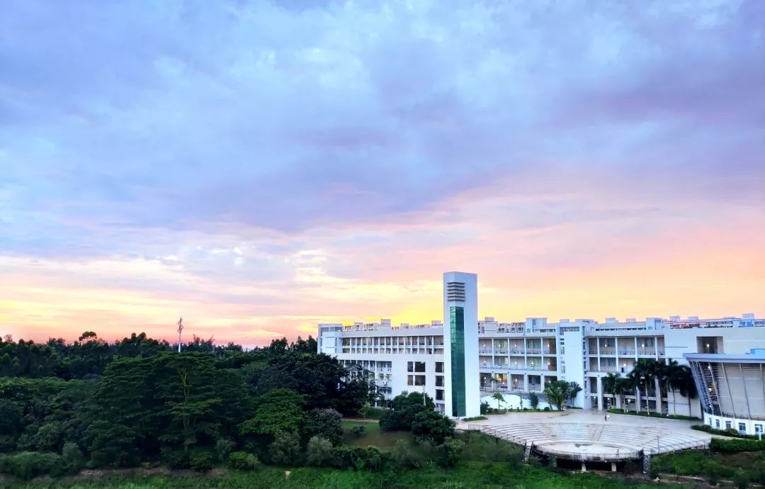 湖光校区艺术楼的晚霞▼▲海滨校区运动场的晚霞天边的晚霞世界那么大