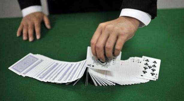 暗灯马洪刚我赢了一个老千看他落魄的样子我醒悟了