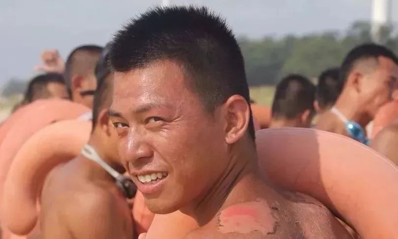 海训将士:人人后背盛开"光荣花"