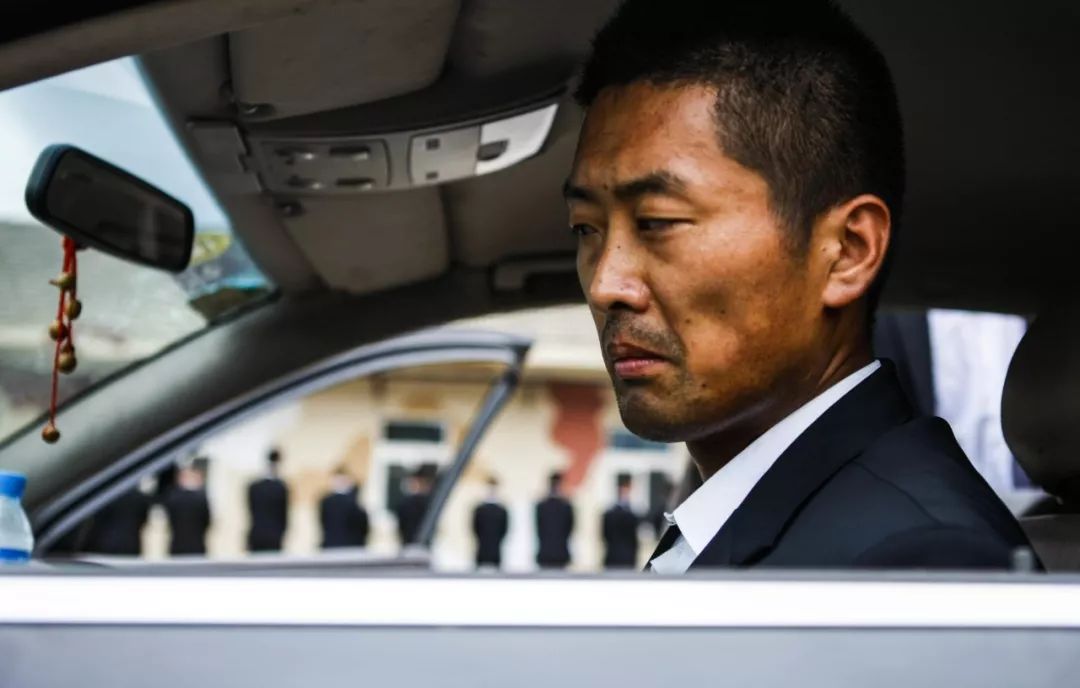 一个富豪明星保镖的两张面孔