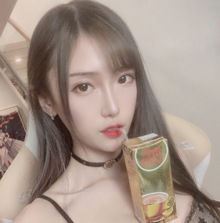 lol只因一张纸片超管无法封腐团儿直播间观众却不乐意了