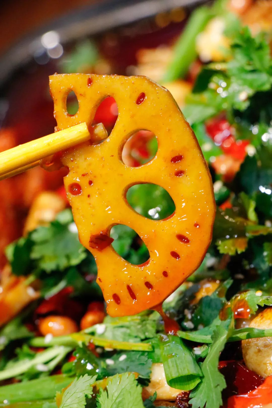 鲜美才能窥得烤鱼的"美貌"剥开厚厚的配料烤盆下的烧的烤鱼汁哧哧响