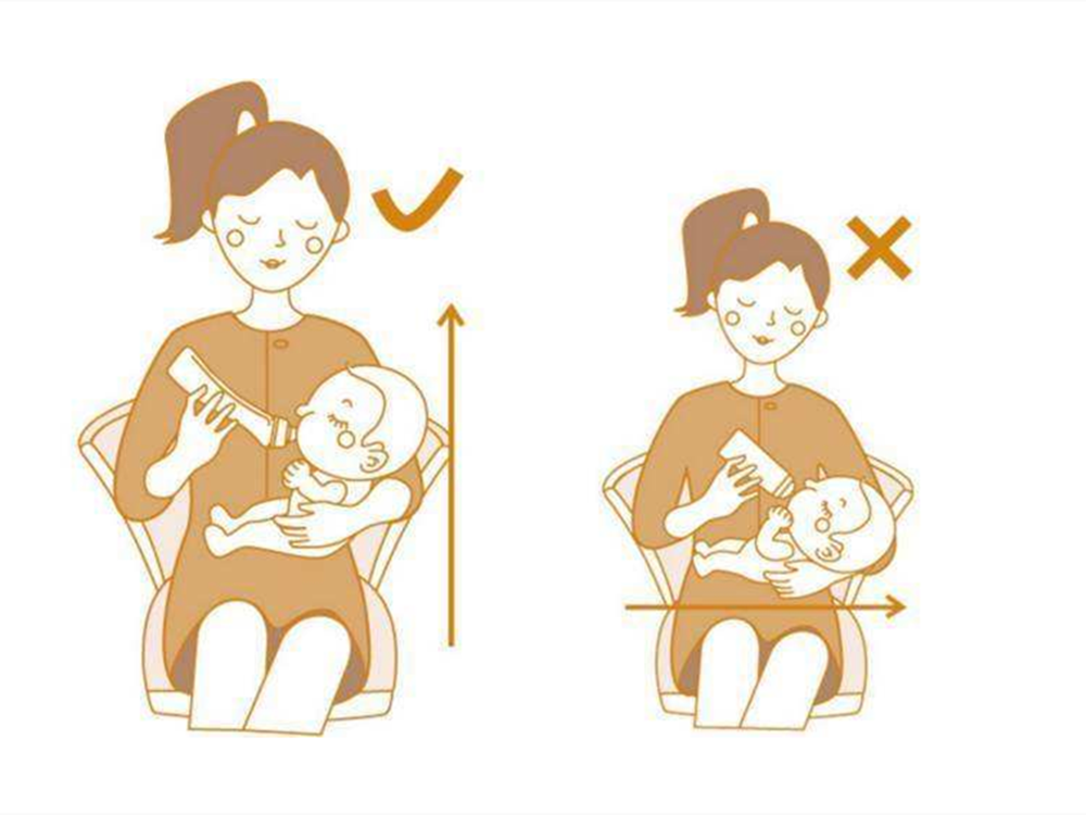 一开始用奶瓶喂养的时候,尽量由宝妈以外别的家人开始,能避免唤醒宝宝