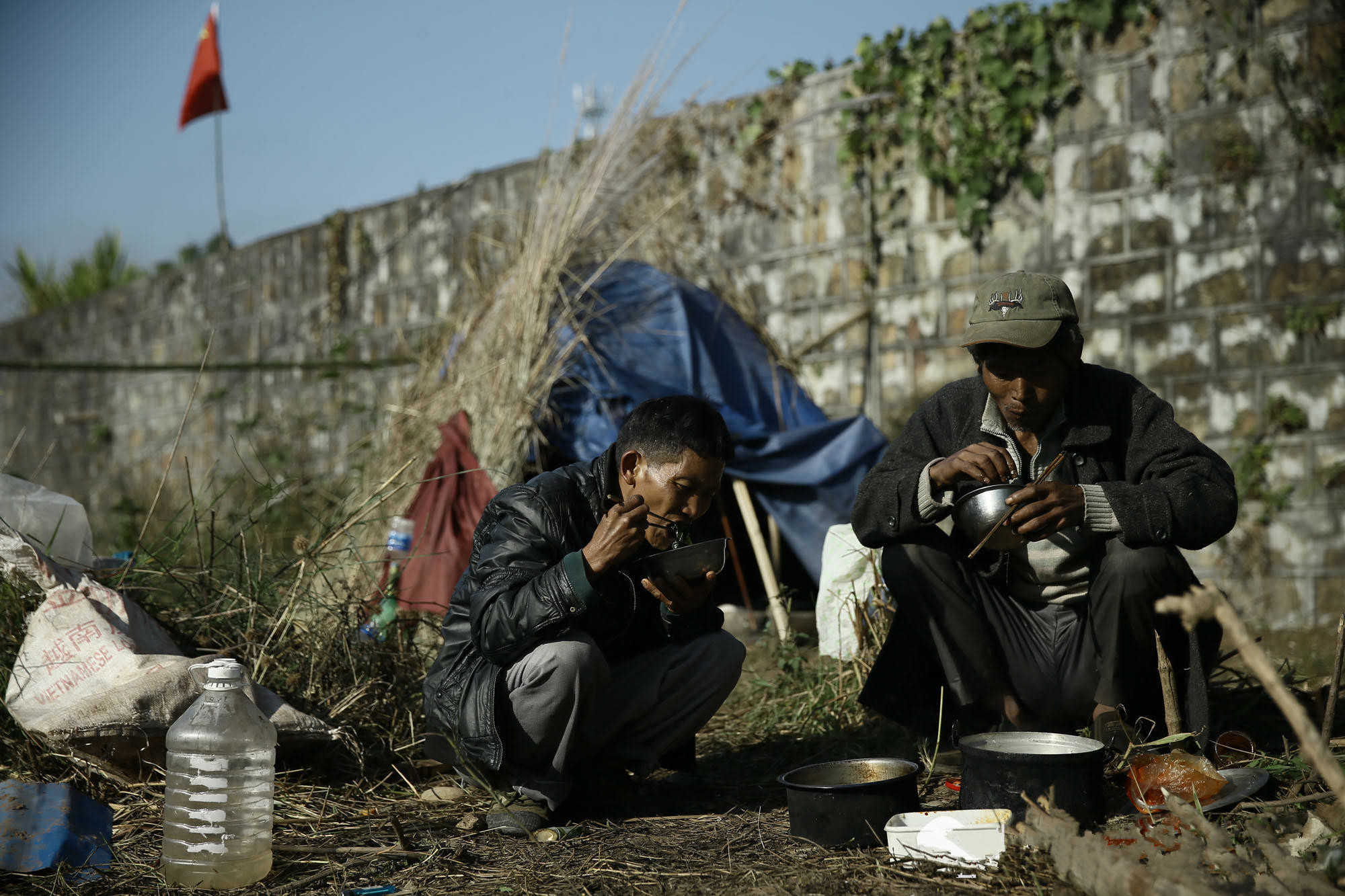 直击中缅边界线的难民四处流窜居无定所