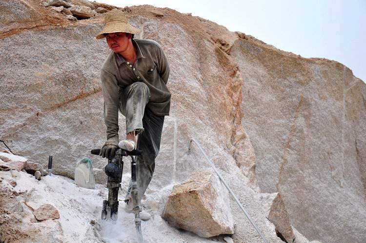 山地挖电杆洞遇到全是石头用什么方法好点