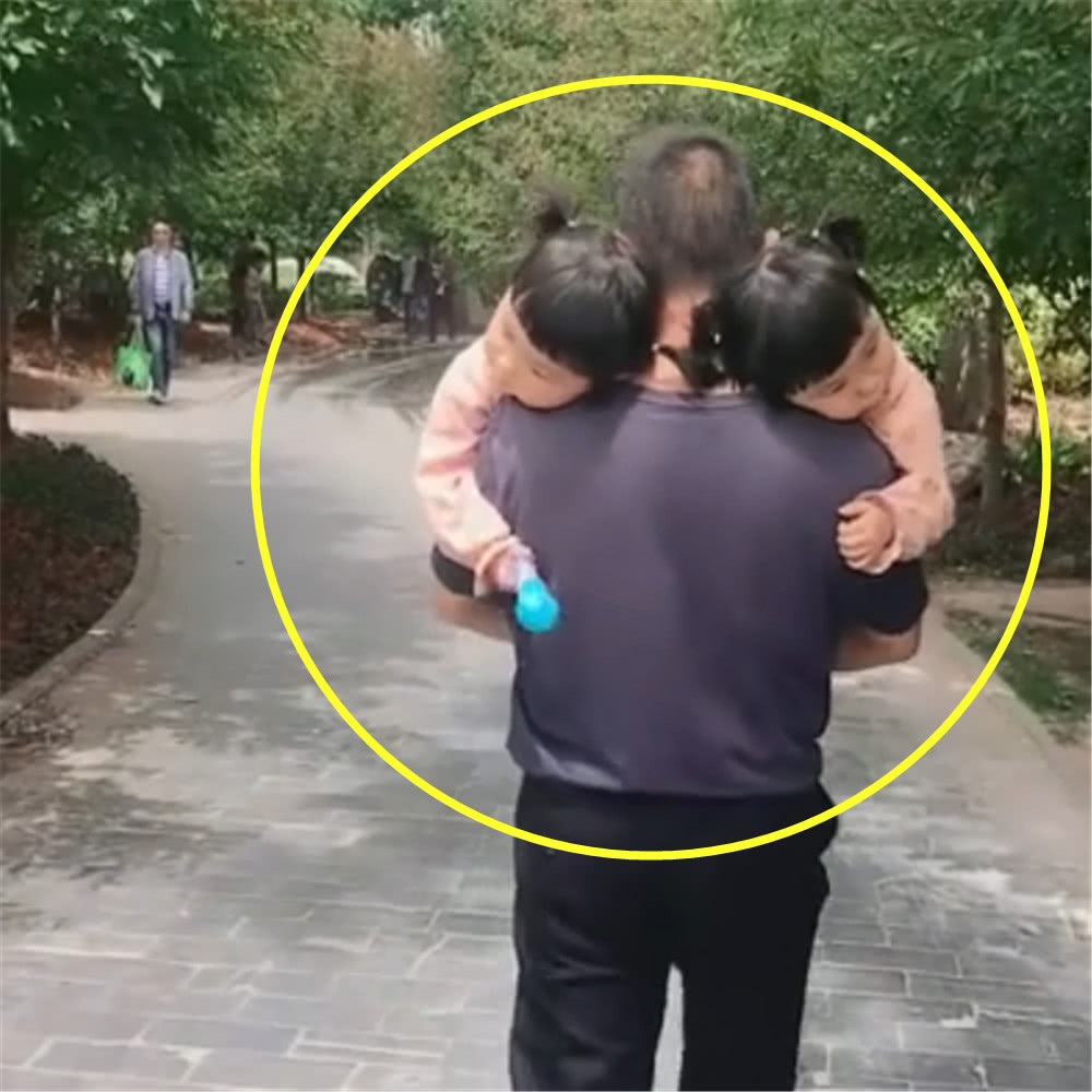两个宝宝一动不动,被爷爷抱着走20分钟,网友:还以为是娃娃