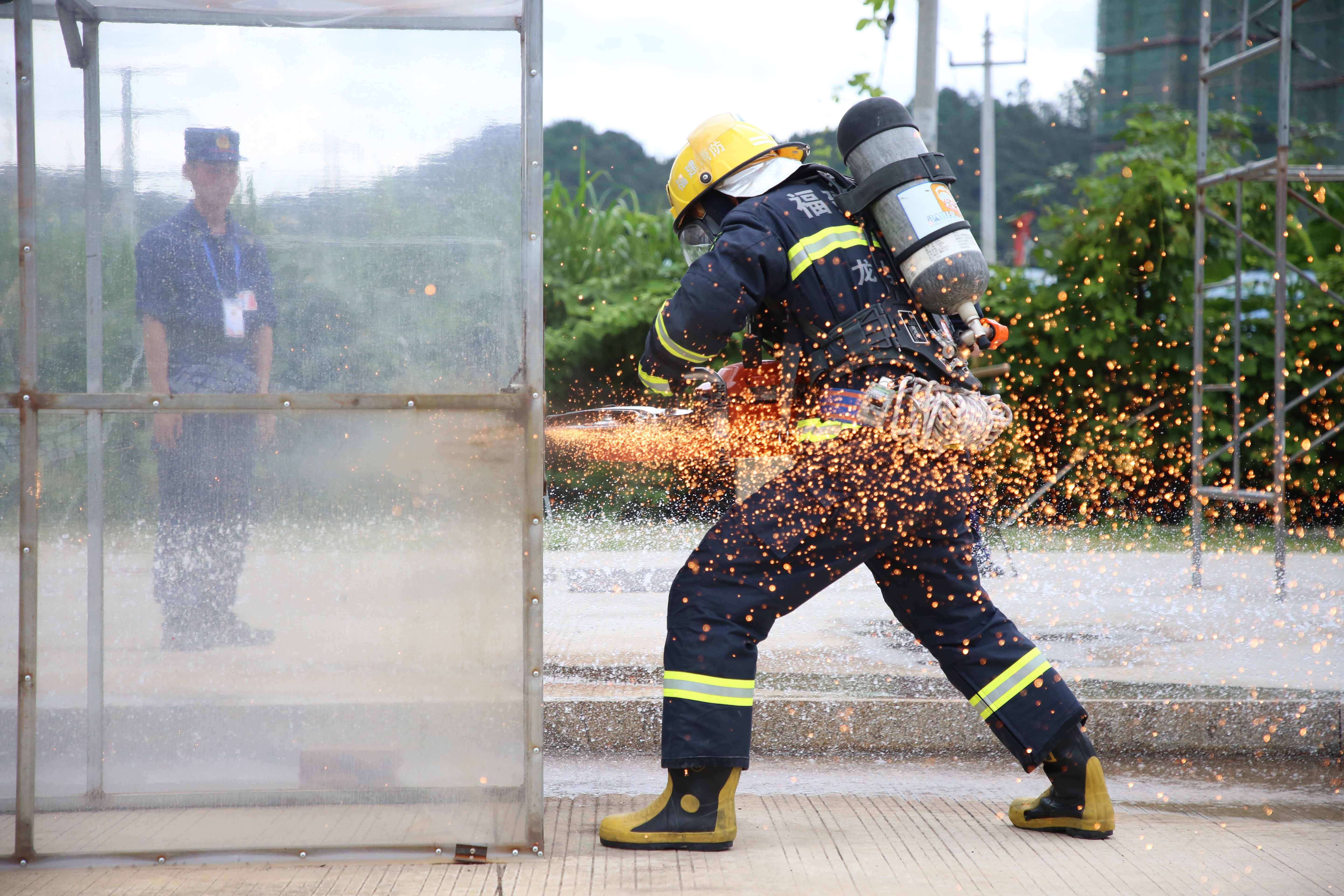 7月6日,在福建龙岩消防训练基地,一名消防队员利用无齿锯切割钢板
