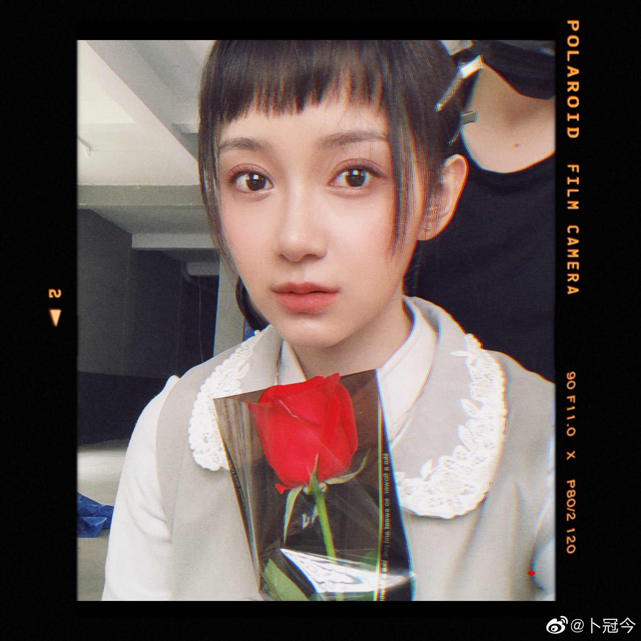 卜冠今小姐姐穿着戏服,在化妆间手持一朵玫瑰花对着