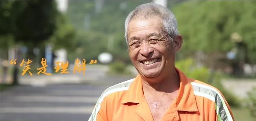 一张张笑脸传递正能量 添加"小助手"晒出你的笑脸  晒出你的笑脸 把您