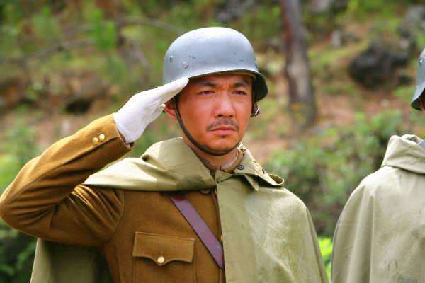 我的团长我的团结尾中那个穿西装的老头到底是谁