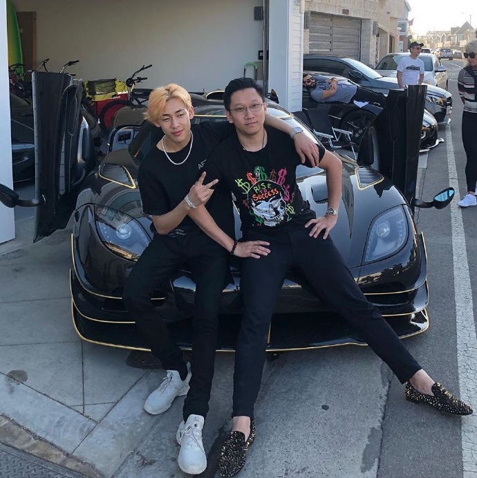 la街头豪车配帅哥车模bambam可谓是过足了瘾