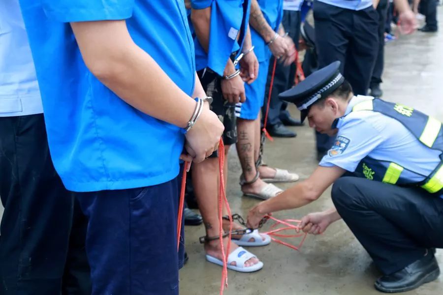 扫黑除恶带脚镣手铐黑头套敲诈勒索上百人的涉恶团伙被端押解现场震撼