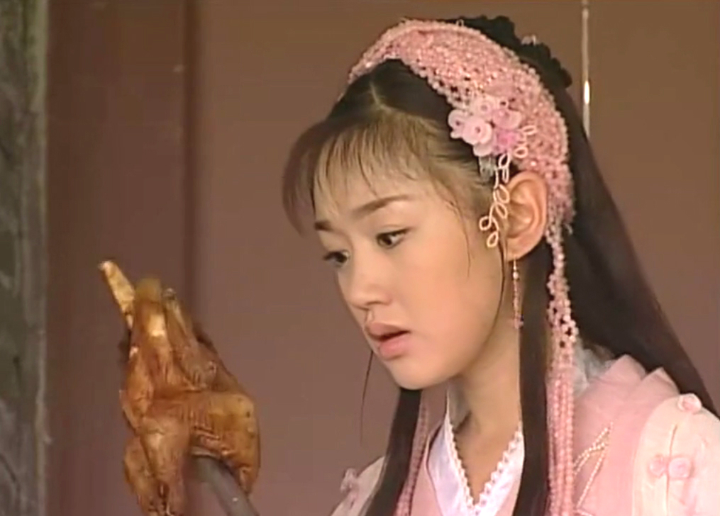 《机灵小不懂》中薛佳凝扮演李凤,是龙凤店的老板娘,她上有一个哥哥