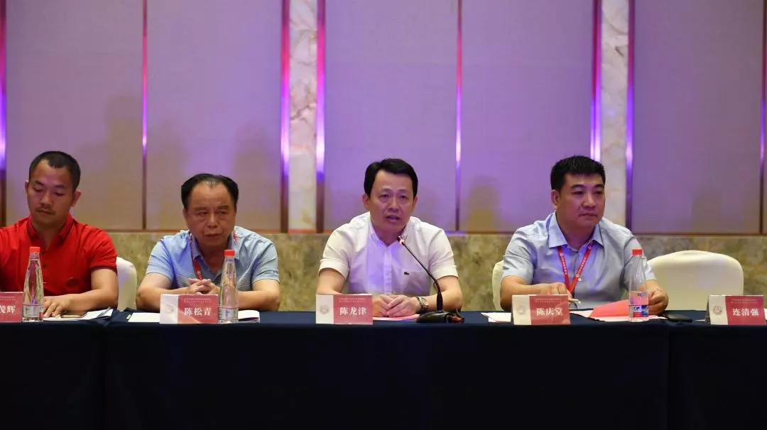 福建省政府驻山东办事处陈道华主任,泉港区颜朝晖区长共同为商会揭牌.
