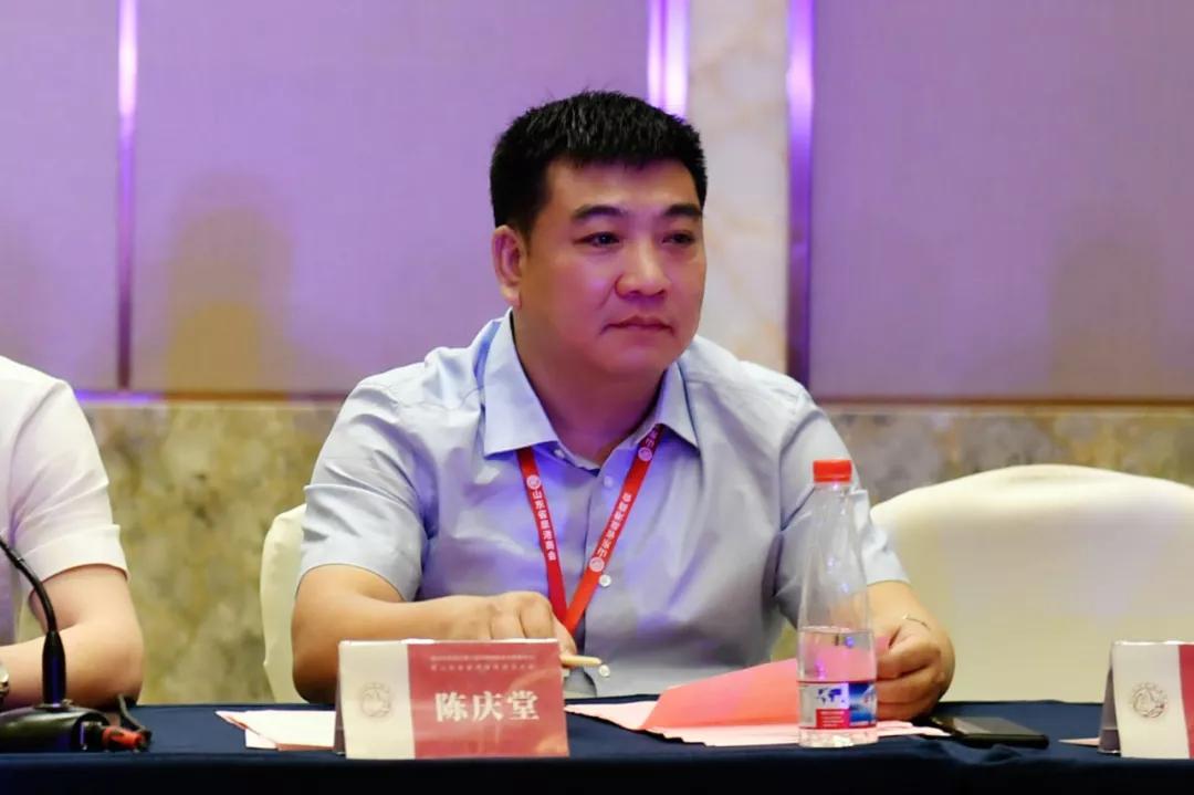 携手奋进共谋发展陈庆堂董事长出席并主持泉港区第八届异地商会会长