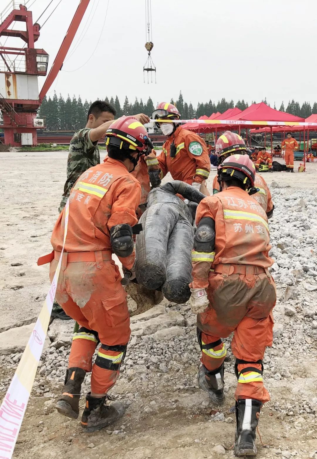 地震造成了严重的房屋坍塌,为了寻找有无被埋人员的生命迹象,探地雷达