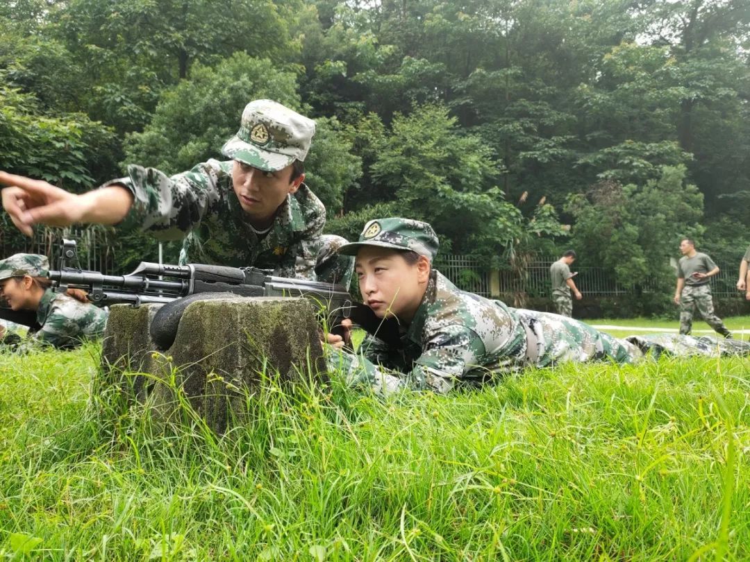 速来围观千鹤女民兵展英姿谁说女子不如男
