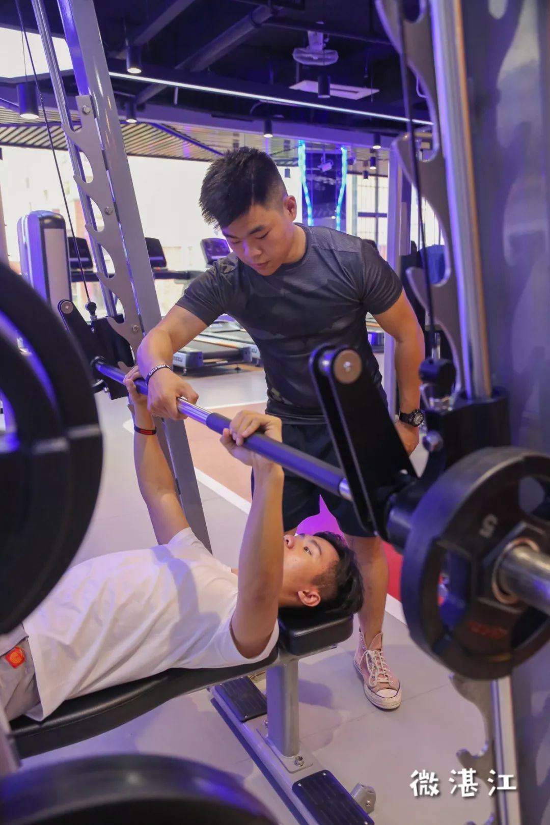 赤坎这家1000 ㎡的健身房,玩大了._锻炼
