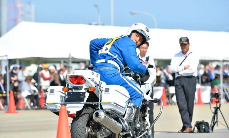 揭密日本警察的骑车技巧极小幅度回转篇