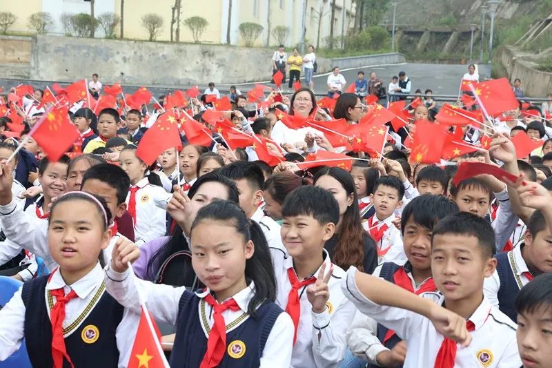 "雏鹰展翅 翱翔长空" 修文县第二实验小学举行2019夏散学典礼暨2019届