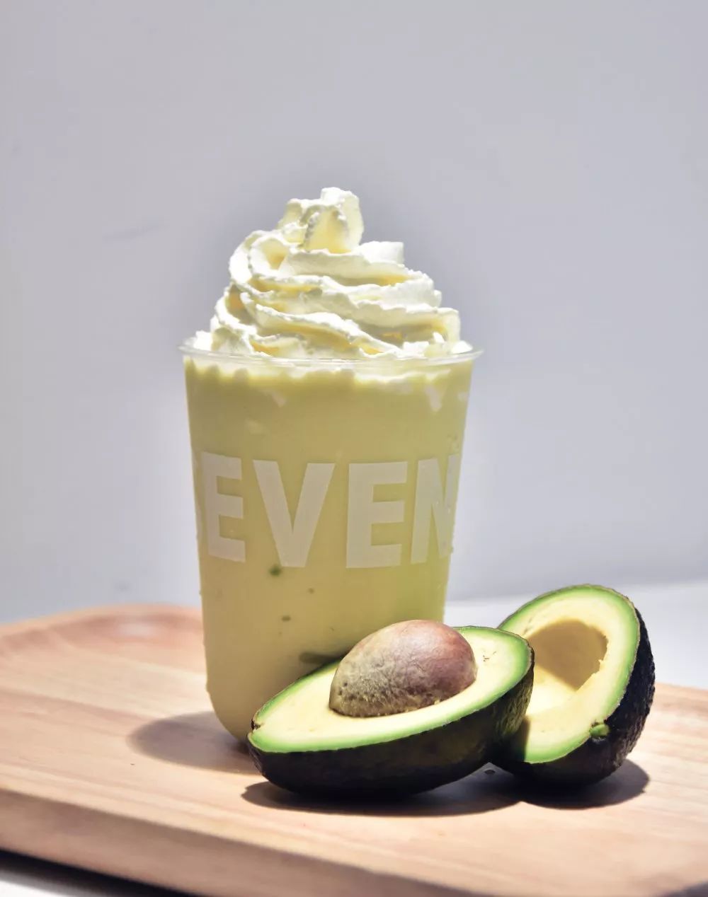 牛油果夏乐多颜值杠杠的顶着奶油的草莓,牛油果,凤梨,黑加仑每一款都