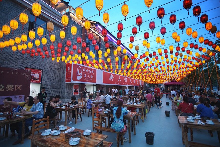 分为玄宗路美食不夜街,相思路文化休闲街,贵妃路唐韵小吃街三大特色