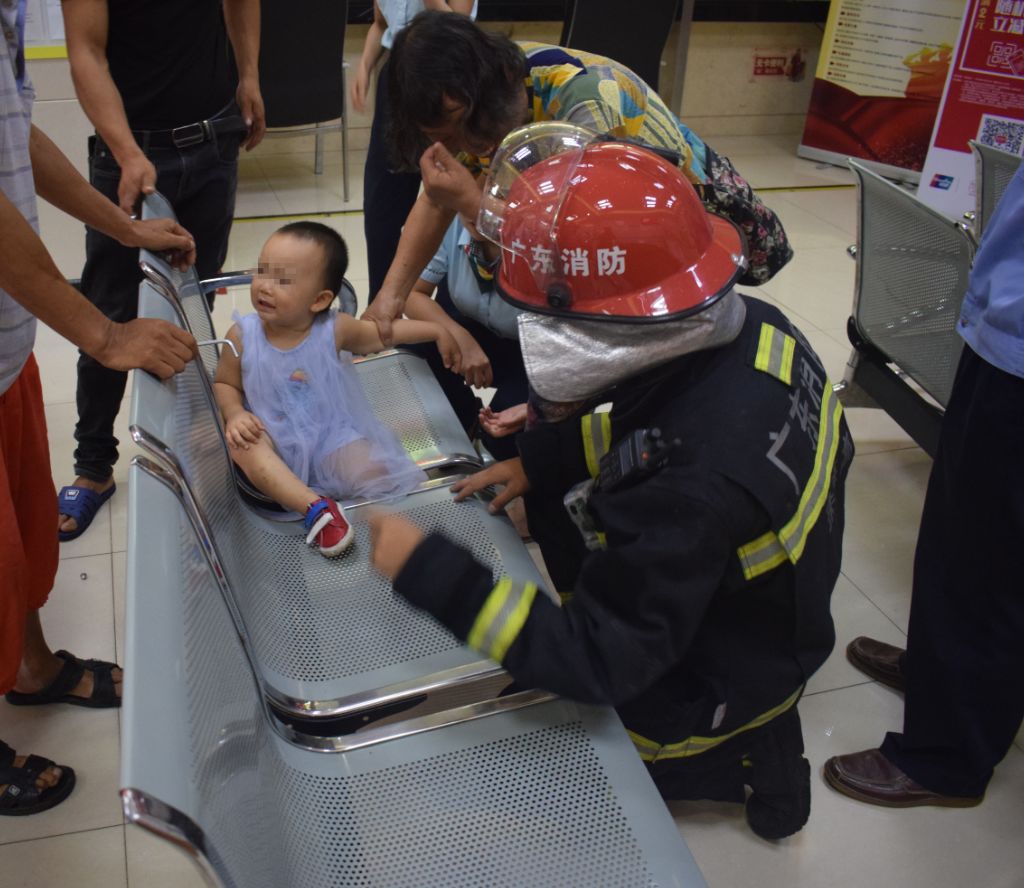 幼儿坠楼一秒内,母亲飞扑拉住孩子脚踝,这个坏习惯你可能也有.