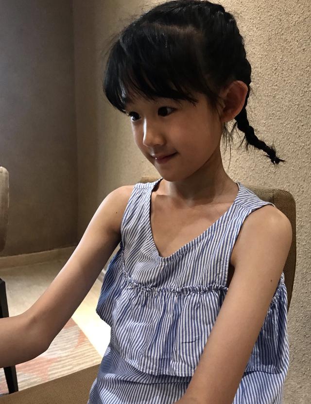 陆家有女初长成贝儿晒甜美自拍不忘吐槽妈妈拍照技术不如自己