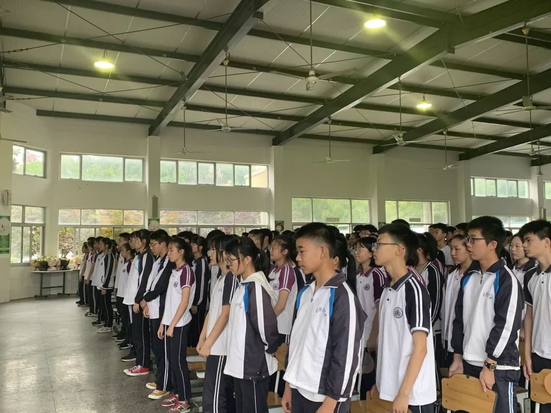 凤湖初中隆重举行2019届毕业典礼3中学篇周迎春毕业是一份快乐的纪念