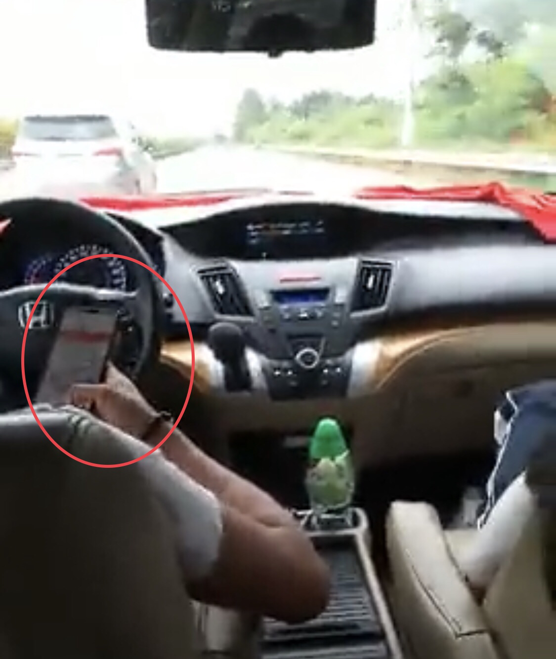 开车玩手机,既是对