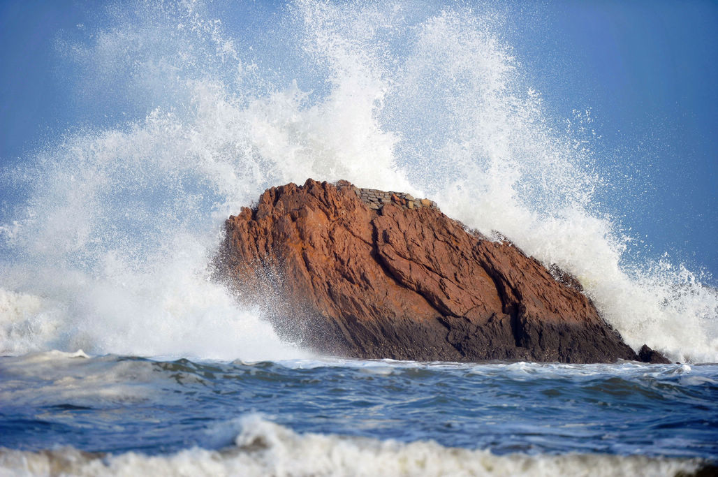 小暑日青岛海边掀大浪,市民游客观浪戏浪巧避暑