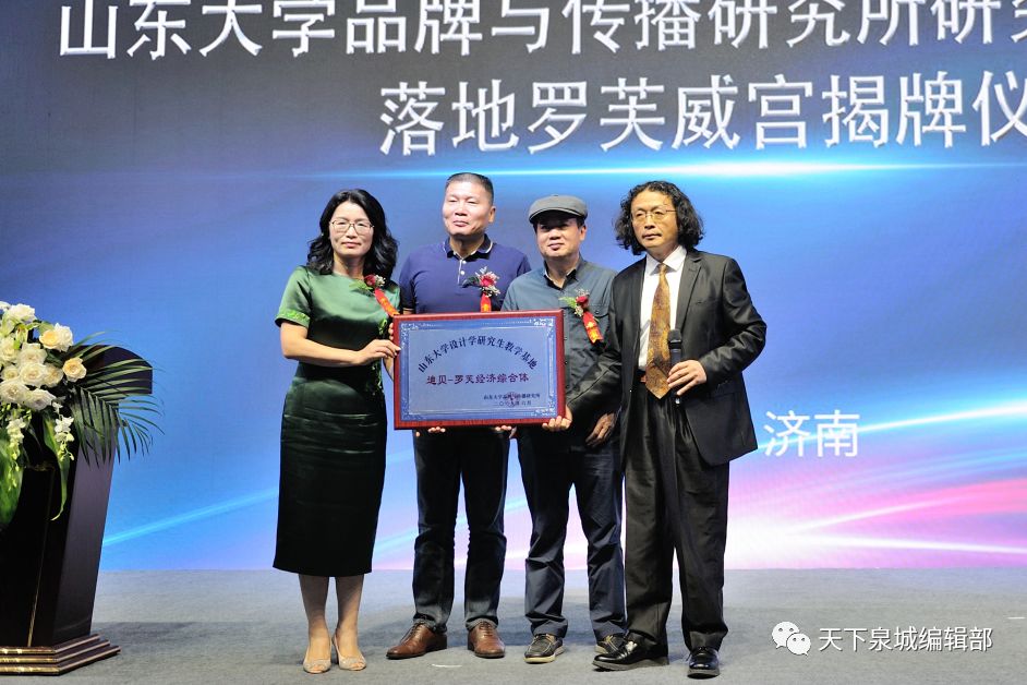 空降现场演奏钢琴曲《英雄波罗乃兹》;还有国际著名声乐大师王鲁平