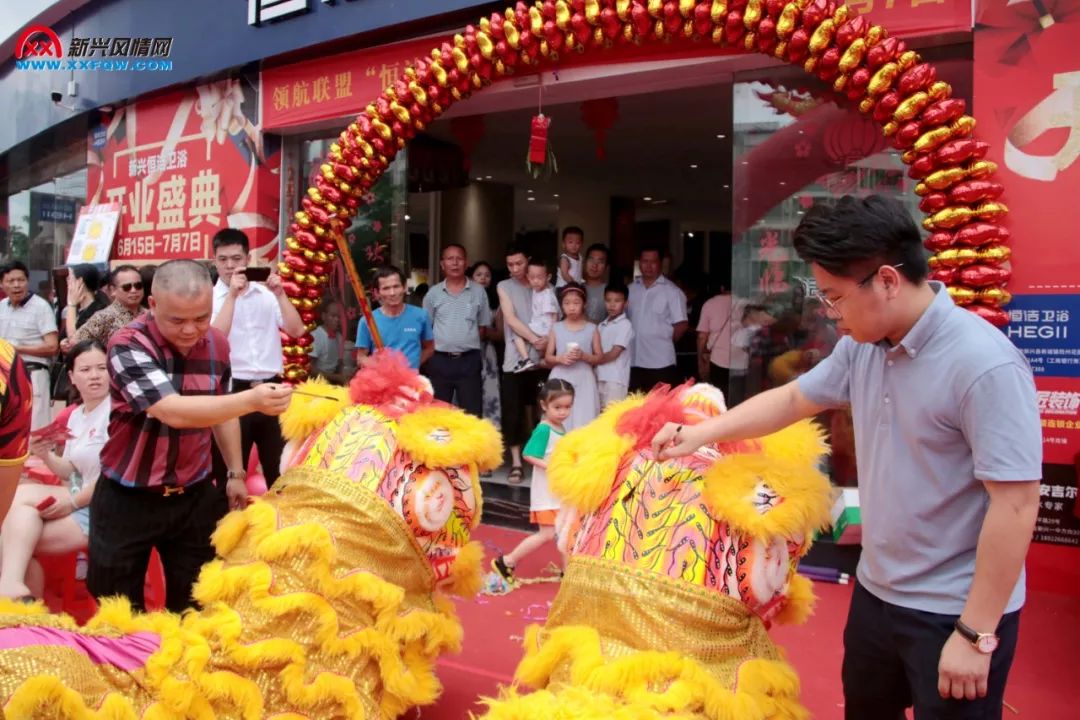 今早新兴这家店开业盛况现场场面人山人海豪礼送不停