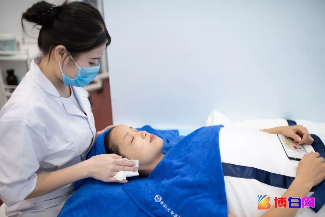 博白这些阿妹凭什么卸载了美颜相机,是谁给的勇气?