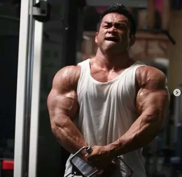 他背后的女人更令我辈臣服._山岸秀