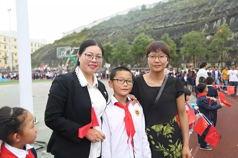 "雏鹰展翅 翱翔长空" 修文县第二实验小学举行2019夏散学典礼暨2019届