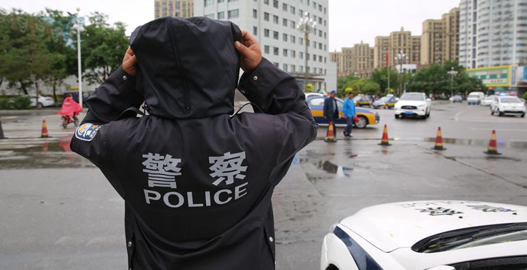 雨中坚守让我们致敬最可爱的人