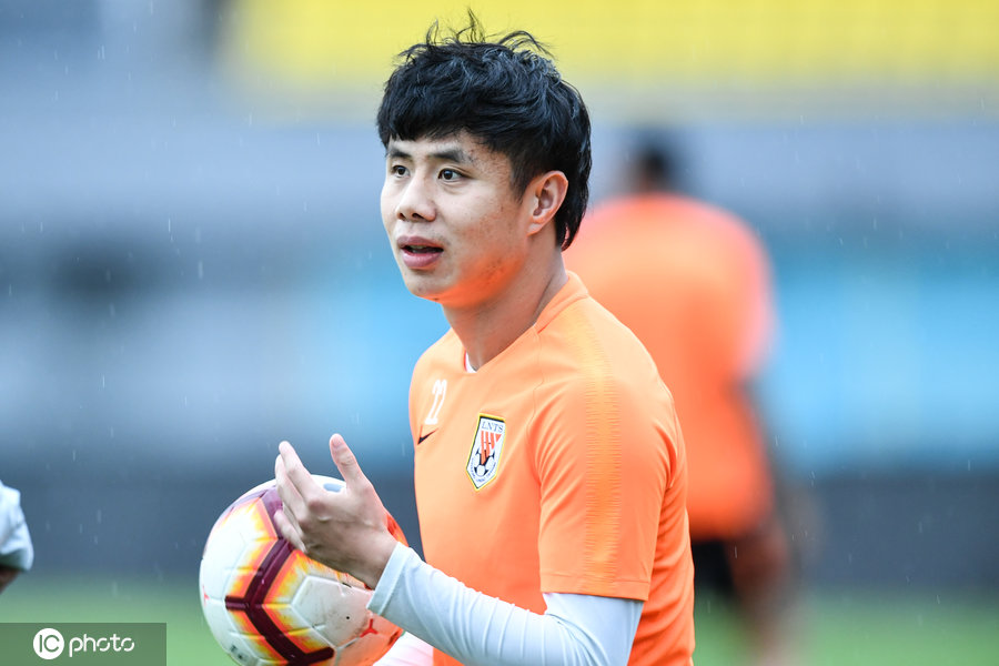 山东鲁能泰山备战训练 崔鹏头发长得快 格德斯笑容不断