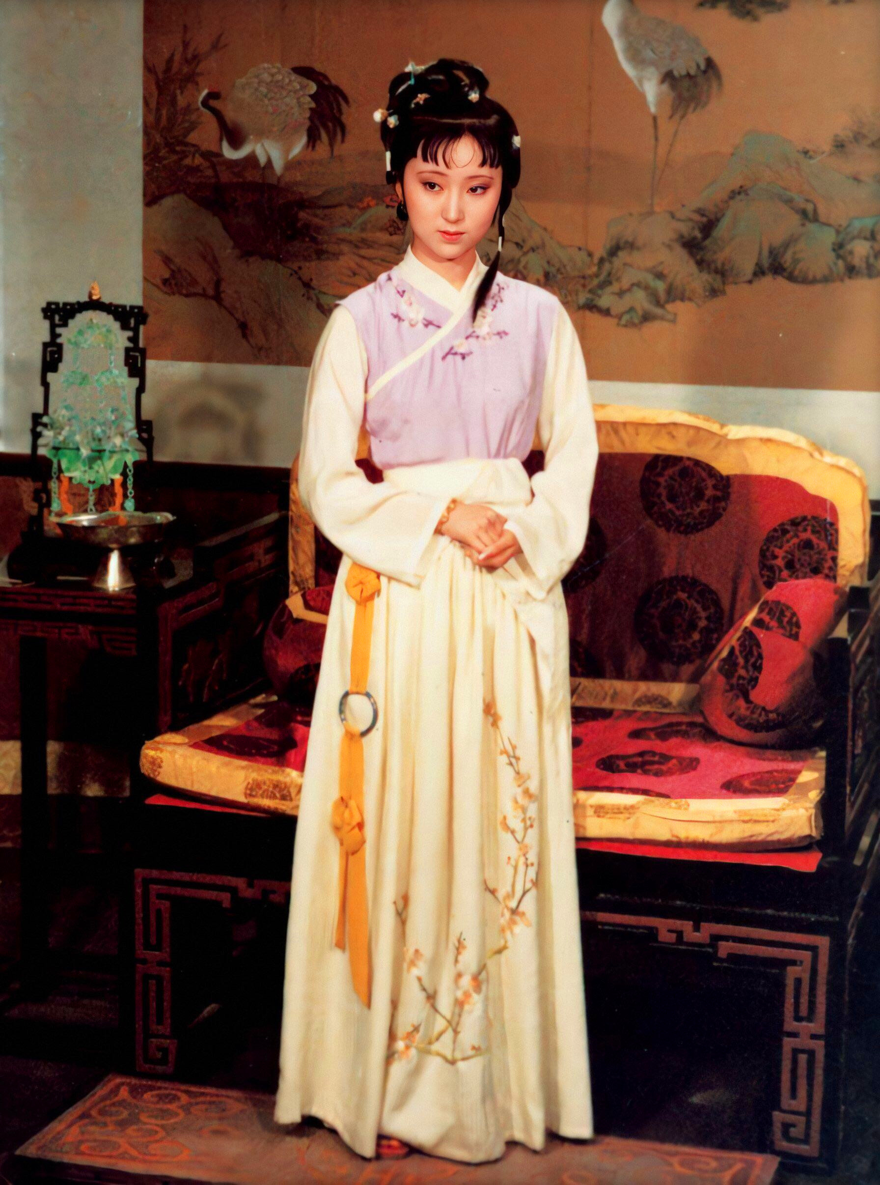 贾敏对林黛玉做了一件事使得她一直有自卑心理变得多愁善感