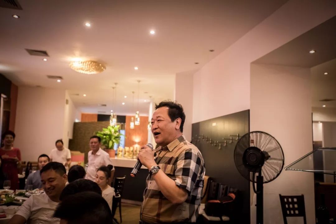 歌唱家刘君侠在招待会献歌"亲情中国"招待会最终在祥和友好的气氛中