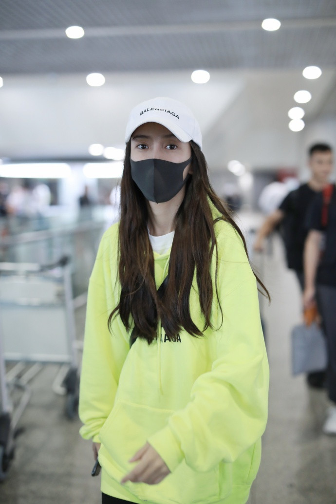 angelababy选择了罕见的素颜出镜,哪怕被口罩遮掩依旧可以清清楚楚的