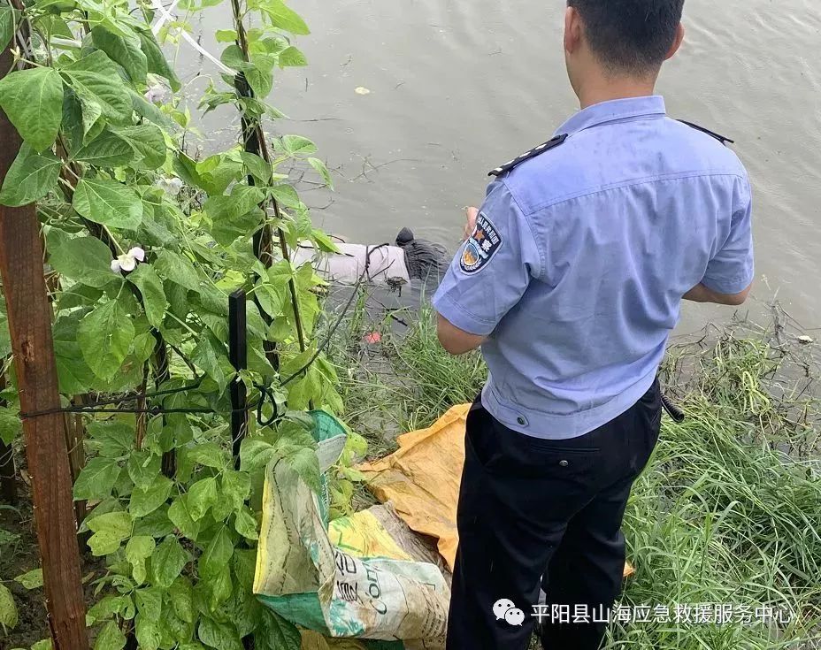 萬盛路和興陽路口附近的河道內, 有群眾發現一具飄在河面上的溺水者