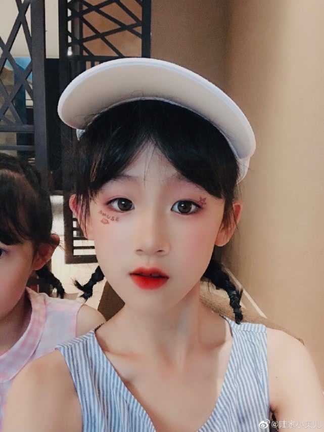 原创鲍蕾将两女儿拍成了黑炭,贝儿拉着妹妹玩美颜自拍实力嫌弃妈妈