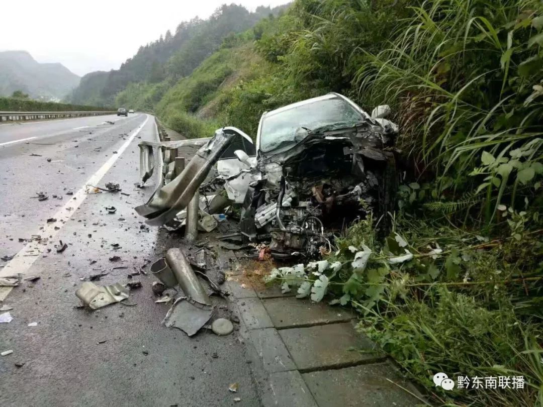安江高速黄平境内今天发生车祸 肇事车损毁严重 还好人没多大事!