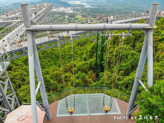 网红地打卡,悬崖观海秋千夏日,山风在峡谷中穿过,沐浴自然味道,呼吸