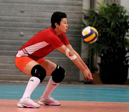 后来在众多体育项目中选择了排球,因为她的身高优势,冯坤的父母觉得