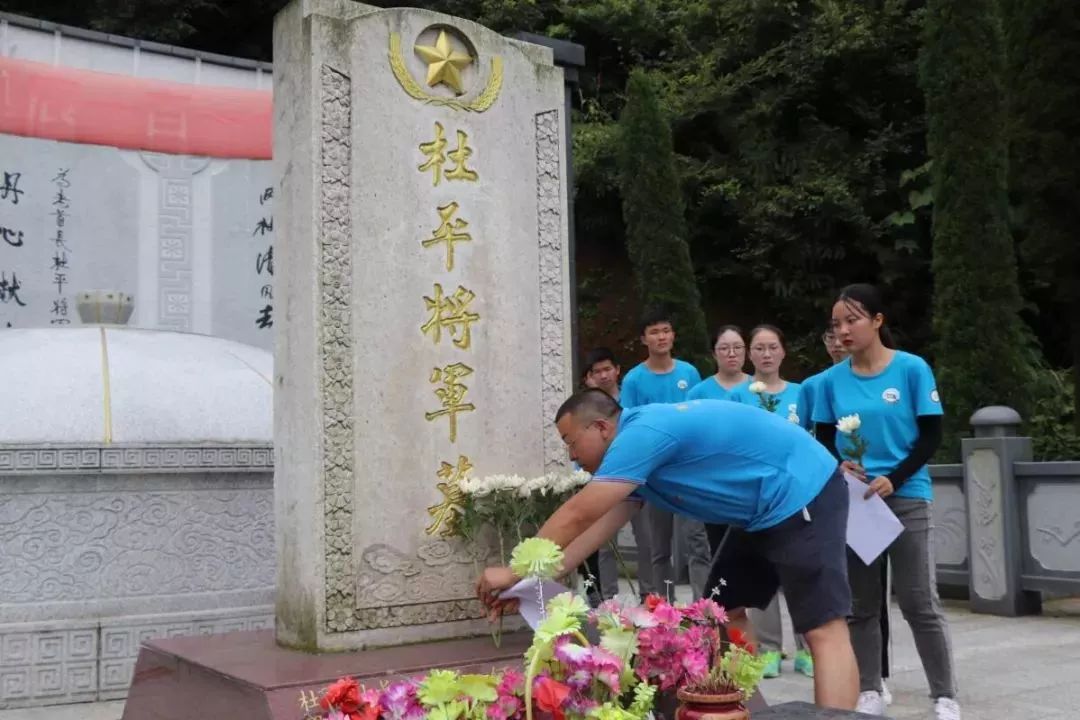 对杜平将军等民族英雄,表达穿越时空的敬意,要牢记历史,警示后人,传承